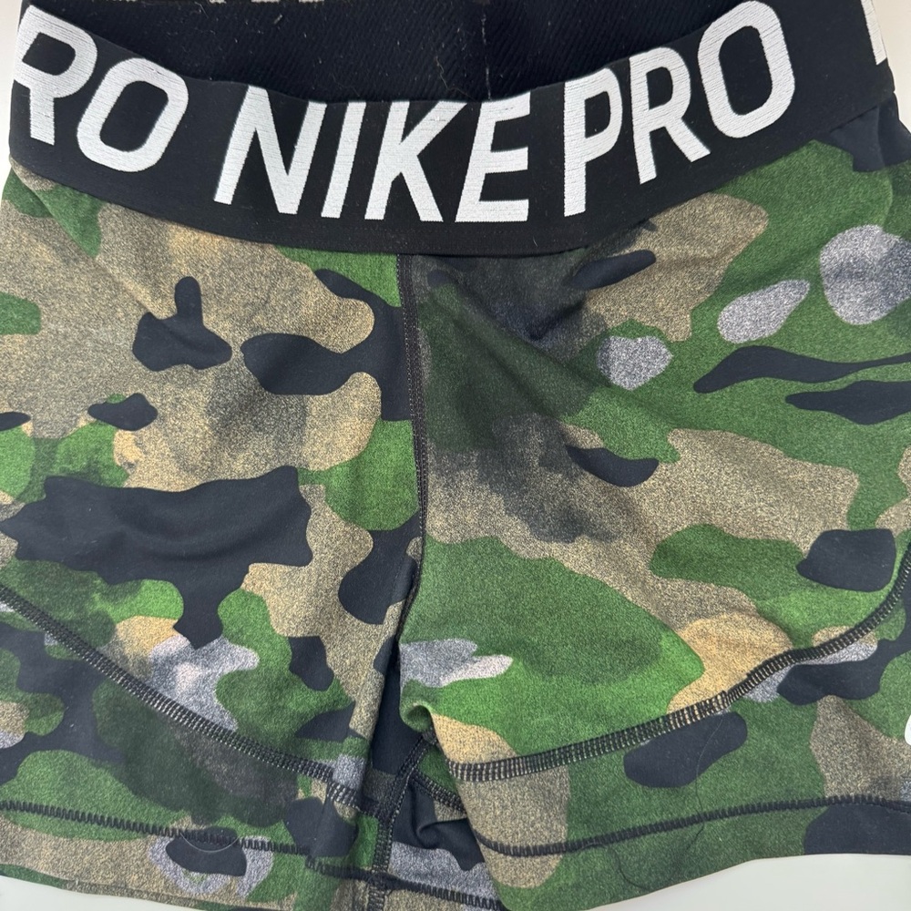 Nike Pro Women’s Camo Bike Shorts in Green and Black